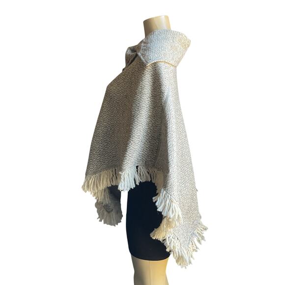 Mexican Wool Poncho with Wooden Buttons – Light Gray with Fringe / Poncho - Picture 3 of 11